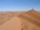 Sur le sommet de la plus haute dune du monde: 1h30 pour 330 m . . .