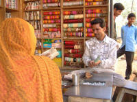 L'activit principale de Fatehpur: la fabrication de bracelets en rsine.