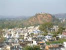 Dungarpur et sur la colline, la statute d'Hanuman (dieu singe)