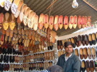 Premiers achats de "juti" souliers traditionnels