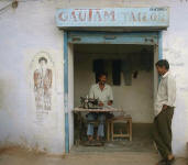 Quelques artisans du village: le tailleur . . .
