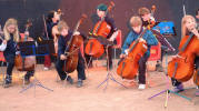 L'orchestre des jeunes: 23 violoncelles en train d'accorder